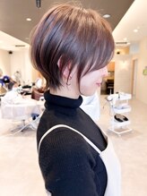 シシ 大宮(She 2.) 耳掛けショートボブ/襟足束感ショート/アッシュベージュ