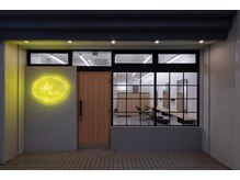 シャ ノワール(chat noir)の雰囲気（黄色いロゴが目印！）