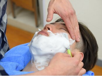 ヒーロー(HERO)の写真/お顔剃りで身も心もリフレッシュ！プロの技術でお肌も眉毛もしっかりケアしてくれるので清潔感UP◎