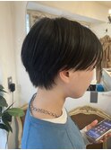 襟足すっきりハンサムショート前髪なしセンターパート黒髪