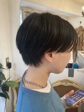 アミュレ(Amule) 襟足すっきりハンサムショート前髪なしセンターパート黒髪