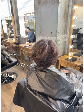 大人くびれショート × 透明感グレージュ