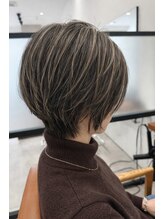 アカンサス バイ ミリー 高槻店(acanthus by milly)&nbsp;極細ハイライトの白髪ぼかしショート【高槻】