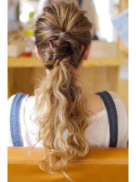 ララテラス(LaLa Terrace) ねじりカジュアルアレンジ