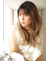 マフェ(mahae)&nbsp;ラフな空気感が心地よいロング×ミルキーグレージュ