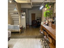 ハングアウト (HANGOUT)の雰囲気（セット面は2席の小さなサロンです。）