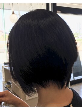 サロンドゥドリス(Salon de Doris) 軽いショートボブ