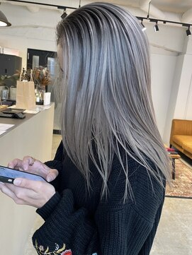 メリー オオサカ(Merly Osaka) 根本の暗い部分少なめバレイヤージュ_smoky white ash_