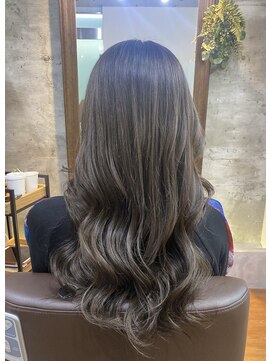 シェルビー 新宿(SHELBe) 黒髪×オリーブグレー[新宿/ヘッドスパ/白髪染め]