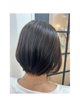 パース 横浜(PERS) 透け感のあるグレーアッシュ　ボブ