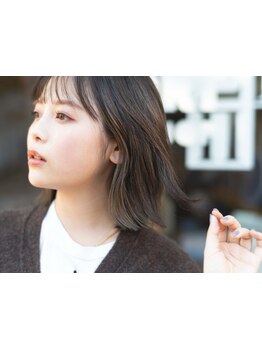 今はお洒落しながら白髪を楽しむ、生かせる時代へ。