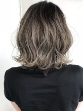 外国人の地毛が生えてきたかのようにアッシュグレーで大人っぽさ上品さも兼ね備えた外国人風グラデーション