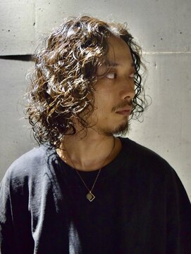 ガズル ハラジュク(GUZZLE HARAJUKU) 男の色気 無造作スパイラルパーマ メンズロングヘア 原宿 モテ髪