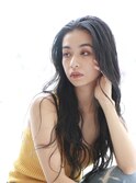 ナチュラルウェーブでツヤのある黒髪ロングヘア