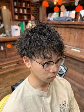 エイト(AITE) ツイストスパイラルパーマセンターパート<理容室>川口鳩ヶ谷10