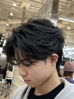 フィフスパーク(fifth PARK)&nbsp;渋谷フェザーパーマfifthセンターパートメンズパーマ毛流れ色気