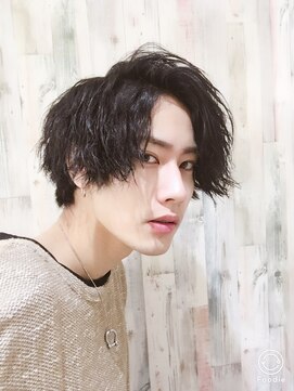 シン(syn) アップバング ツーブロックマッシュ 束感ショート 波巻き