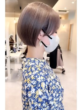 シシ 大宮(She 2.) 耳掛けショートボブ/襟足束感ショート/アッシュベージュ