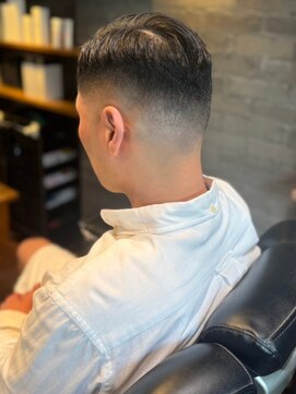 レオザバーバー(LEO the Barber) スキンフェード　七三分け　ビジネスショートヘア　黒髪