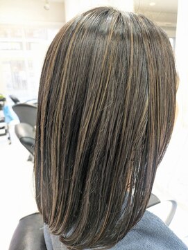 ヘアーデザインムーヴ(Hair design MOVE) 白髪ぼかしハイライト　明るい白髪染め　ミディアム