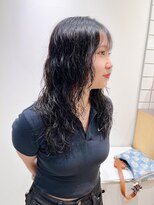 ホロ(hollo)&nbsp;ウルフカットニュアンスパーマ黒髪パーマブルーブラック