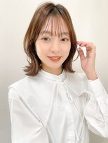 イメチェンヘアスタイルホワイトブロンド外はねボブワイドバング