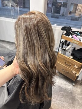 エスト 小倉(est) ベージュハイライト/ブリーチ/ロング/髪質改善トリートメント