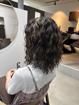 アンド グラフ(& Graph.) ミディアムスパイラルパーマハイライトベージュ