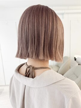 ノラ ウメダ(NORA UMEDA) 切りっぱなしボブハイトーンミルクティーベージュデザインカラー