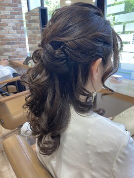 ヴィサージュクルー(VISAGE crew) 大きい動きのあるハーフアップデザイン!