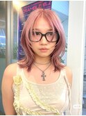 顔まわりレイヤーウルフカットハイトーンくすみピンクカラー