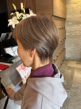 アース コアフュール ボーテ 藤枝店(EARTH coiffure beaute) 40代50代◎白髪ぼかしハイライトなしのベージュショート/冬