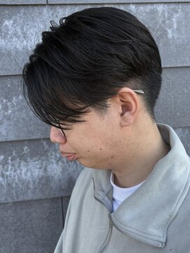 ヒュイル バイ ニアウ(Hwyl by Niau) MEN’S HAIR/サーフカール/刈り上げセンターパート/伊勢崎