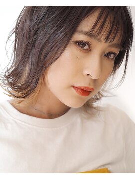 ジゼル(gisele) 横顔をクールに彩るインナーカラーと外はねボブ