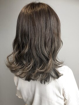 ジジ プラス デザイン(GIGI＋design) グレージュのグラデーションカラー