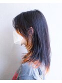 毛先のオレンジがお洒落なウルフカットスタイル。