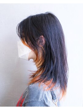 ヤイカ(YAYKA) 毛先のオレンジがお洒落なウルフカットスタイル。