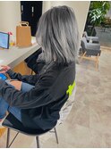 グレイ×シルバーのバレイヤージュ風ロングボブ