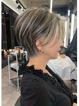 《*今話題の白髪染めハイライト*》"白髪を消す"より"白髪を活かす"髪に＊立体感が出る白髪染めハイライト＊