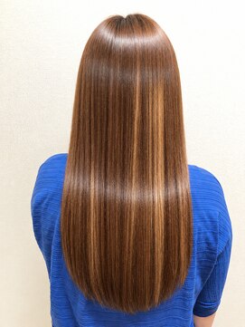 ウイバイファースト(u'i by first) 思わず触れたくなるようなツヤとまとまりのある美しいロングヘア