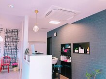 エン(en)の雰囲気(受け付けのガラスケースの中には手作りのアクセサリーも☆)