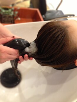 キキ(kiki by KENJE)の写真/高濃度炭酸泉を使用したヘッドスパやシャンプーで頭皮環境を改善！健康的な髪を育てます◎【新百合ヶ丘】