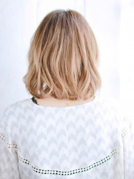 ナル 白山神社参道通り店(nalu) ハイトーンベージュの外はねゆるカール