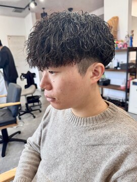 フゥ 宇都宮(FeU) 波巻きスパイラルパーマツイストパーマメンズ刈り上げ緩め30代