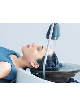 そっと目を閉じて。“頭浸浴”で心ほどける5分間。お湯のぬくもりに包まれながら、静かに満たされていく。