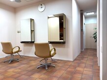 明るい落ち着きのある大人のサロン