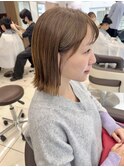 ベージュカラーのパツッとボブ