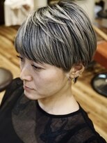 ヘアーグロウ&nbsp;マッシュショートバレイヤージュシルバーカラー前髪ありショート