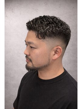 ワンワンオー バーバーショップ 長浜店(@110 BARBER SHOP) 濡れ髪質感の波打ちパーマ×スキンフェード