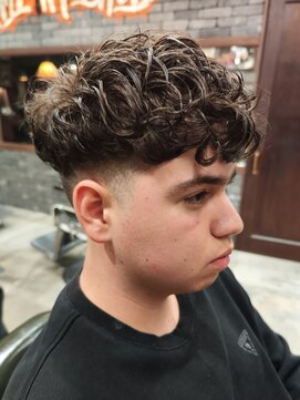 フォーコーナーズカットショップスリーセント 栄(FourCornersCutShop 3/cent) スペインカール/テーパーフェード/スパイラルパーマ